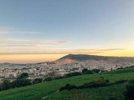 panorama- och fantastisk se av de vibrerande och livliga stadsbild i nordlig marocko, fångande de unik blandning av urban liv och rik kulturell arv i en magnifik visa av arkitektur foto