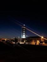 minaret kramar de himmel på natt med en hisnande se foto