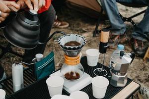 droppa kaffe, njut av kaffe tid i camping foto