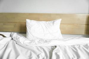 en Foto av mjuk kuddar på en bekväm säng