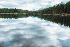 herbert sjö i alberta, kanada på en molnig dag med fantastisk bergen och vatten reflektioner foto