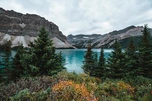 rosett sjö i alberta, kanada med fantastisk turkos vatten och skön bergen foto