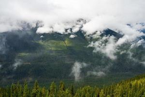svavel berg i alberta, kanada på en lynnig höst dag foto
