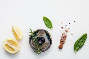 färska ingredienser för vinägrettdressing foto