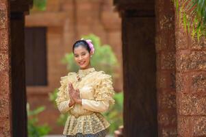 porträtt skön kvinna i songkran festival med thai traditionell kostym foto