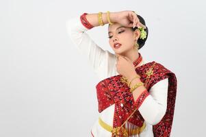 porträtt av skön thai kvinna i traditionell Kläder stående Framställ foto