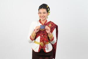 porträtt av skön thai kvinna i traditionell Kläder Framställ med kreditera kort foto