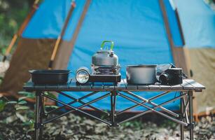 matlagning Utrustning för camping resa och tält foto