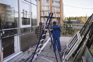 ersättning av dubbelglaserad fönster i affär fönster, rekonstruktion av de mataffär Fasad, reparera av fönster foto