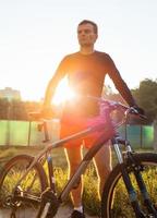 berg cykel cyklist ridning på soluppgång friska livsstil håller på med sport foto