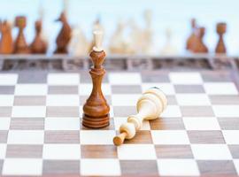 två schack bitar ensam på en schack styrelse foto