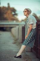 rolig tjej med glasögon och en vintage klänning foto