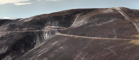 berg berövade sin vegetation efter en brand foto