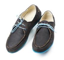 svart herr- läder loafers med blå sulor och skosnören på en vit foto