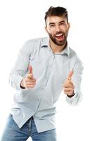en ung skäggig man leende med en fingrar upp isolerat på vit foto