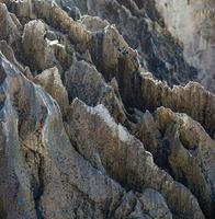 spetsiga karststenar på den asturiska kusten foto