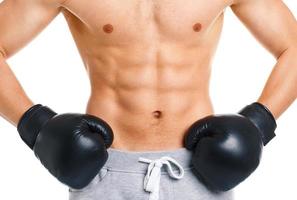 atletisk attraktiv man bär boxning handskar på de vit foto