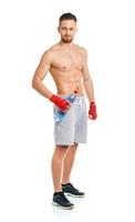 atletisk attraktiv man bär boxning bandage med flaska av vatten på de vit foto