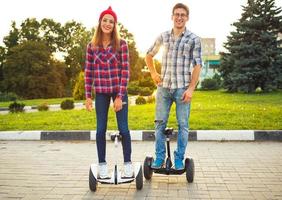 ung par ridning hoverboard - elektrisk skoter, personlig eco transport, gyro skoter, smart balans hjul foto