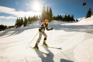 flicka på vinter- skidåkning salighet, en solig dag äventyr foto