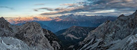 panorama- se av känd dolomiter berg toppar, brenta. trentino, Italien foto