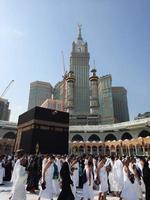 mecka, saudi Arabien, Mars 2023 - pilgrimer från Allt över de värld är utför tawaf i masjid al haram i mecka. foto