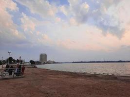 jeddah, saudi Arabien, Mars 2023 - skön kväll och färgrik solnedgång på jeddah, corniche, saudi arabien. foto