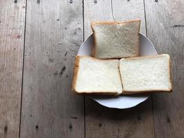 bröd på trä- bakgrund. rustik råg. färsk limpa av rustik traditionell bröd på trä- textur bakgrund. bageri med vresig bröd. design element för bageri produkt märka, design, och etc foto