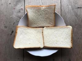 bröd på trä- bakgrund. rustik råg. färsk limpa av rustik traditionell bröd på trä- textur bakgrund. bageri med vresig bröd. design element för bageri produkt märka, design, och etc foto