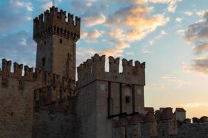 Sirmione, Italien - slott på garda sjö. naturskön medeltida byggnad på de vatten foto