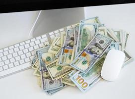dollar räkningar på de vit dator tangentbord foto