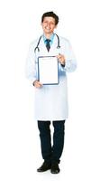 ung leende manlig läkare som visar Urklipp med kopia Plats för text på vit foto