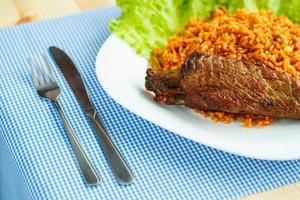 utsökt maträtt av Kalkon kött med ris och sallad foto