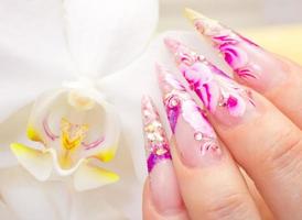 manikyr med färsk rosa nagel konst foto