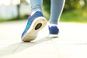 närbild av kvinna sport kondition löpare få redo för joggning utomhus i sommar foto