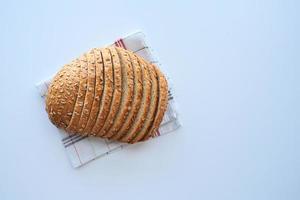 topp se av skiva av hela spannmål bröd på vit bakgrund foto