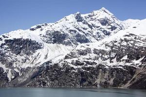 glaciär bukt nationell parkera snöig berg i sent vår foto