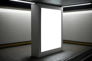 vertikel tömma digital Skyltning attrapp på underjordisk tunnelbana, vertikel ljuslåda för ad placering på underjordisk tunnelbana foto