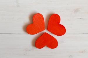 röda hjärtan på vit träbakgrund foto