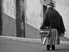 chola gående i de gator av bolivia med traditionell coya Kläder. aymara kvinna i bolivia är kallad cholas. foto