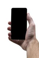 manlig hand innehav svart mobiltelefon med svart skärm på isolerat vit bakgrund. foto