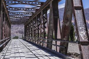 perspektiv metall bro in i de bergen foto