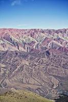 fantastisk färgrik bergen med rena blå himmel. el hornacal, jujuy, argentina. foto