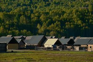 hemu by i xinjiang är tycka om en sagoland, de traditionell och enkel trä- hus är fredlig och isolerat från de värld foto