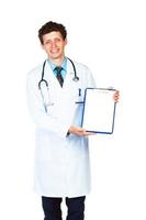 leende manlig läkare som visar Urklipp med kopia Plats för text foto