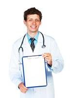 ung manlig leende läkare som visar Urklipp med kopia Plats för text på vit foto