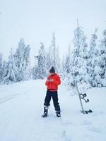 snowboardåkare kontroller de Drönare under en ha sönder i skridskoåkning foto