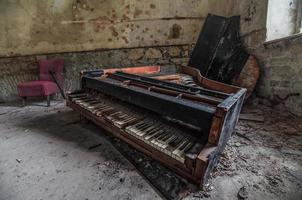 övergiven piano i en hus foto