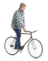 ung man håller på med knep på fast redskap cykel på en vit foto