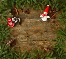 jul träd gren med kottar, kanel, dittany och jul dekorationer på trä- bakgrund med copy foto